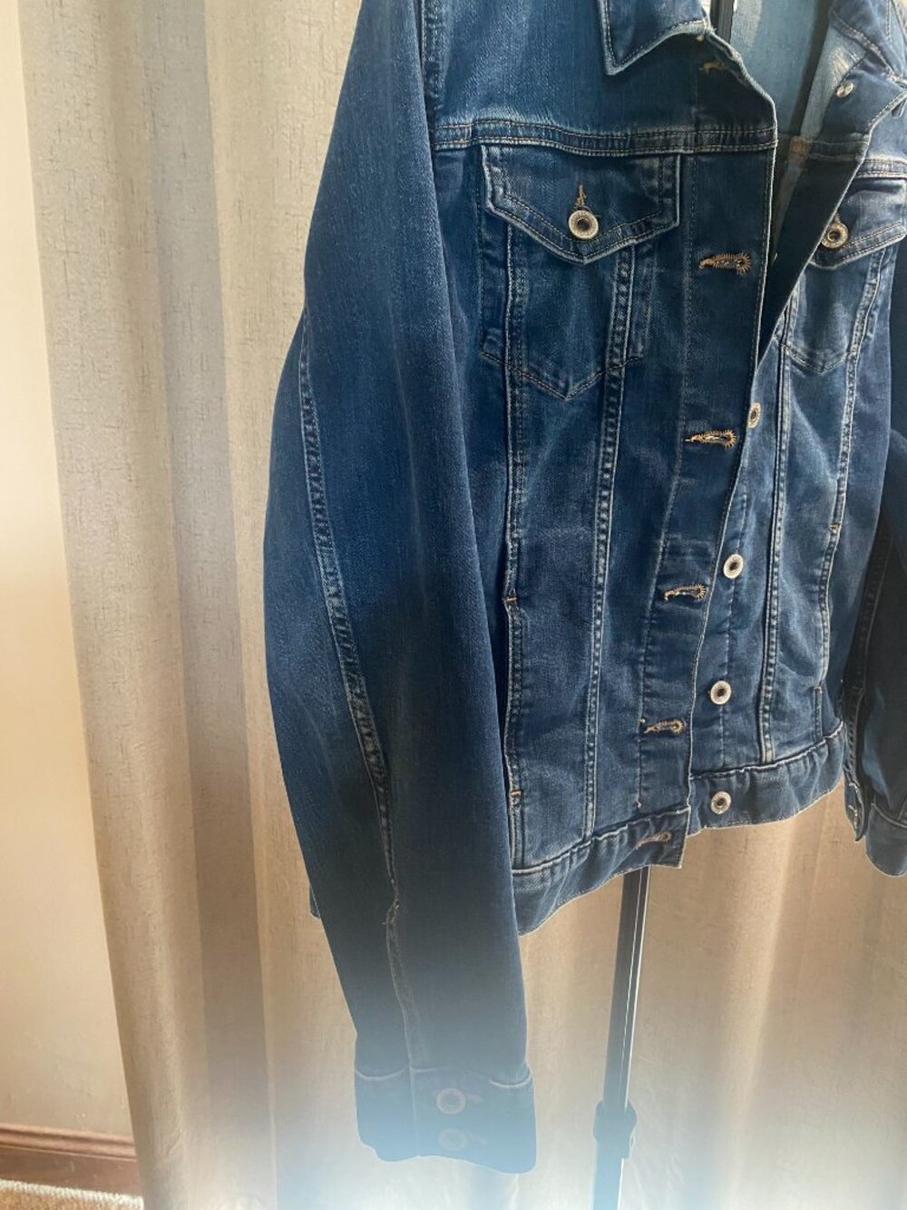 Liz Claiborne women's vintage dark wash blue denim trucker jacket in a size L - Picture 4 of 5